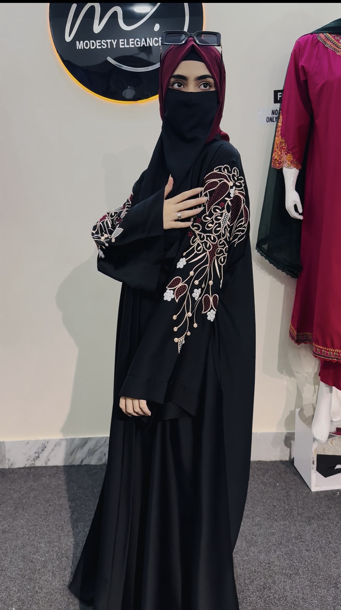 Embroidered one piece abaya - Image 3